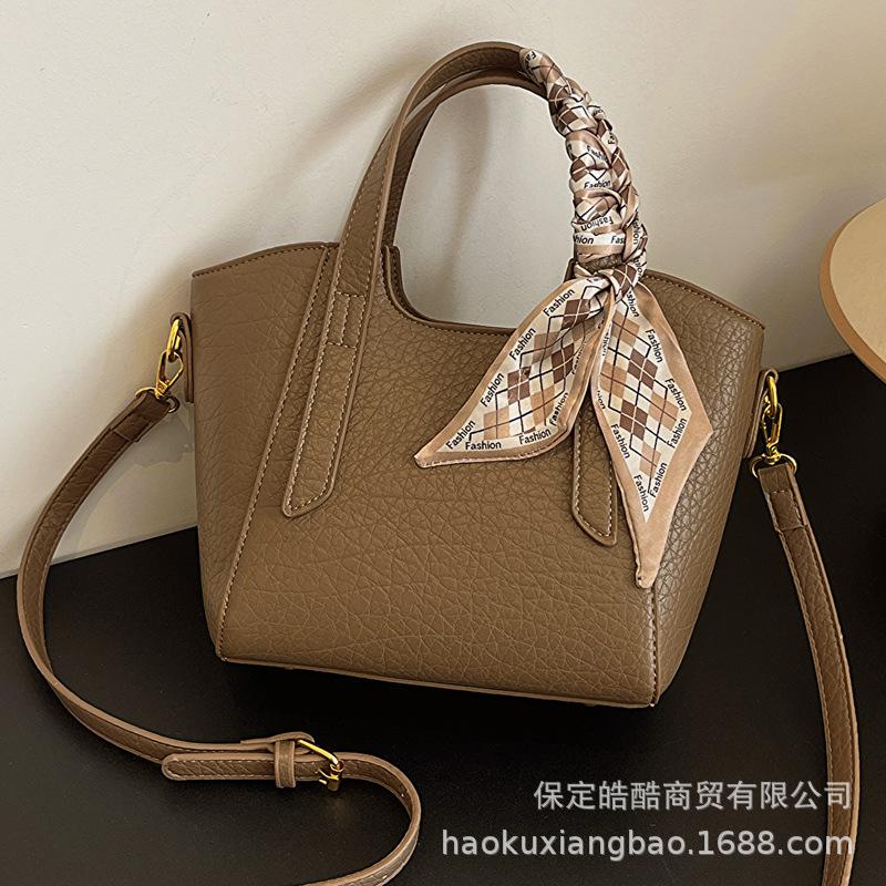 Korean version of fashionable commuter portable bucket bag women's 2025 new autumn and winter simple shoulder bag high-end messenger bag