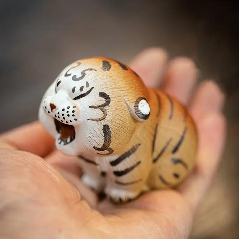 

Boutique Tea Pet Ornaments Hand Painted Tiger Model Tea Table Decoration Chinese Yixing Purple Clay Tea Set Accessories 8.7x4.6x5.7cm