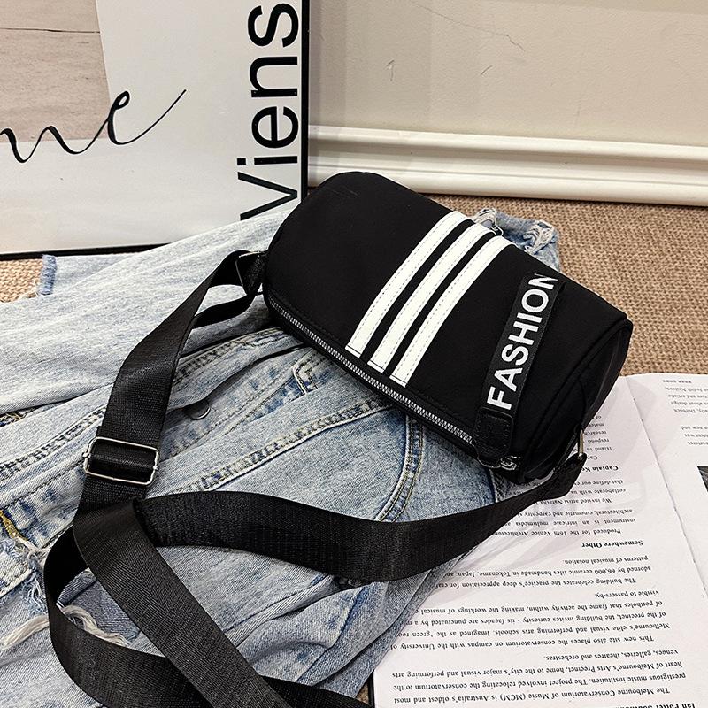 Large Capacity Canvas Bag Girls 2025 New Fashion Versatile Single Room Messenger Bag High Sense Casual Cylinder Bag