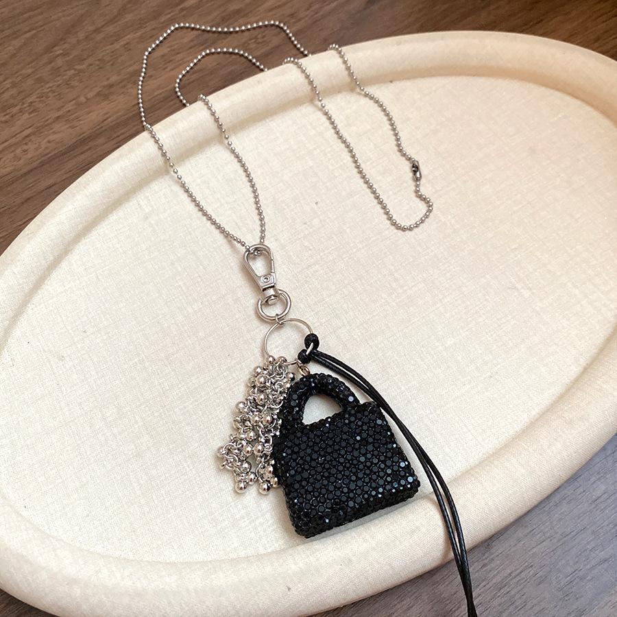 Ciondolo e Collana in Pelle con Stampa Leopardo: Moneta, Auricolare, Custodia per Occhiali e Catena per Maglione – Ornamento di Lusso.
