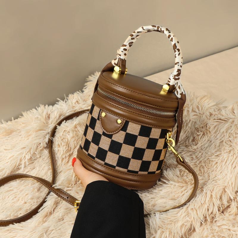 

Сумка Crossbody Маленькая сумка Niche Design Light Luxury Checkerboard Bucket Hand Bill Shoulder Женская сумка