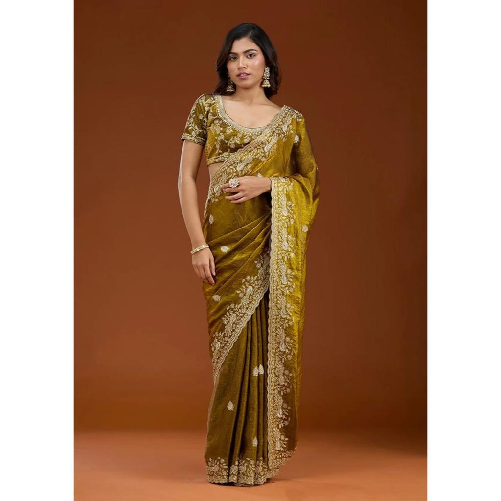 Wunderschöner Sari ist elegant mit schwerem Fandy Satinseiden-Sari dekoriert