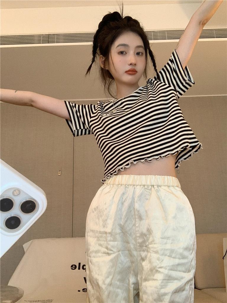 Versatile striped short-sleeved t-shirt women's ins trendy summer new Korean version design slim-fitting short student top