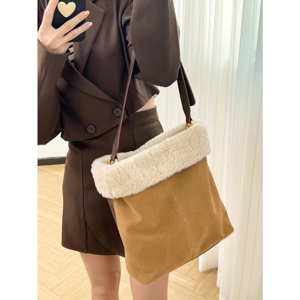 

Autumn and winter new imitation lamb plush bag women s 2023 new large-capacity niche single shoulder crossbody commuter bucket bag коричневий