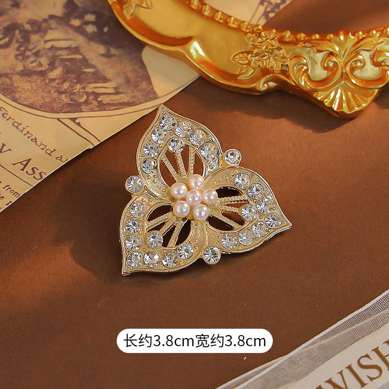 

New Pearl Flower Brooch Sweater Brooch Fashion Light Luxury Accessories High-end Suit Cheongsam Pin Fixed Button