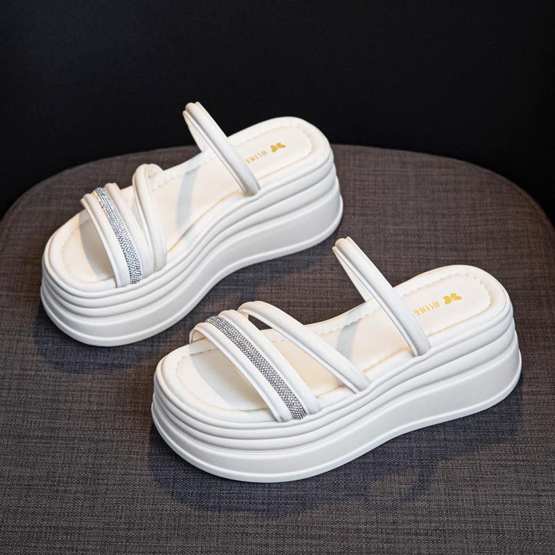 Platform slippers women's 2025 new summer wear high-end fashion versatile muffin one-word sandals heightening sandals