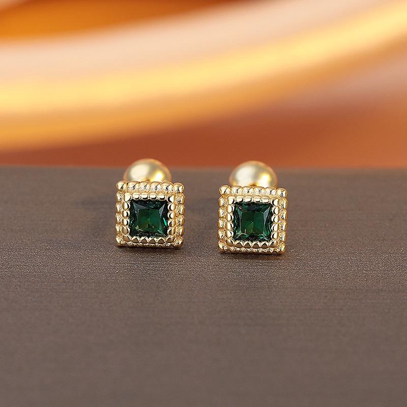 

Retro Small Emerald Threaded Square Earrings Women S Light Luxury Sugar Cube 2025 Exquisite Ear Jewelry 925 silver золотой