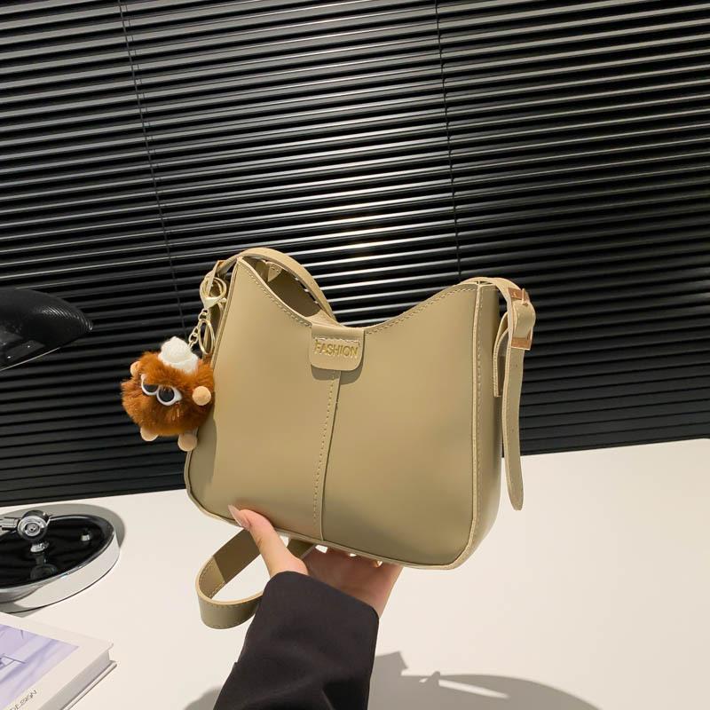 

Trend and beautiful fashion solid color Korean version of simple messenger casual large capacity foreign style 2025 new shoulder crescent bag Without pendant