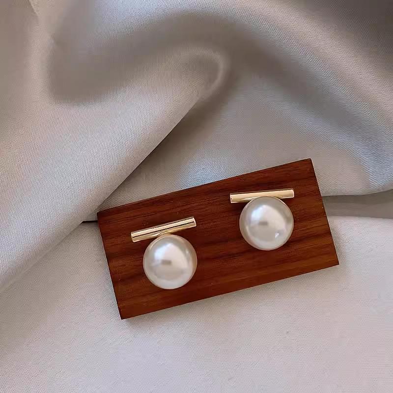 Eleganckie Retro Kolczyki Sztyfty z Perłą dla Kobiet - Prosty, Wysokiej Klasy Design ze Srebrną Igłą