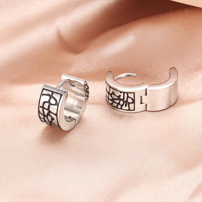 

Из нержавеющей стали, с текстурной фурнитурой и застежкой-пусетом.