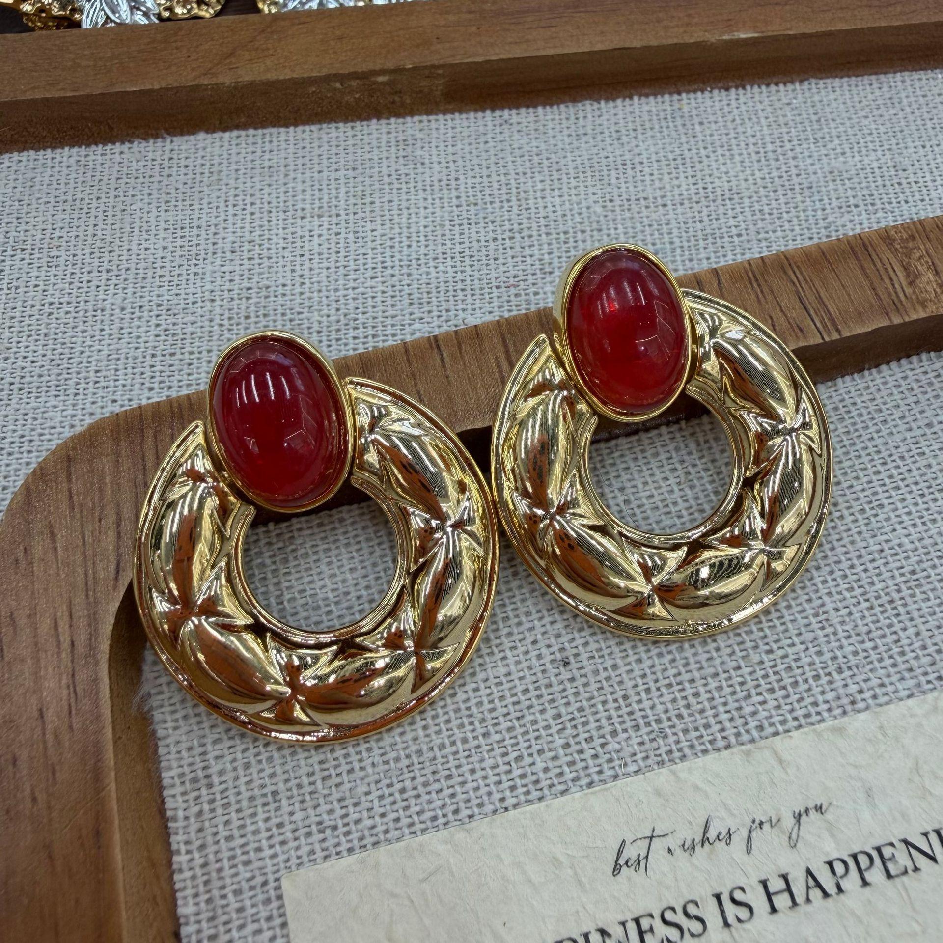 

Retro Personality Temperament Stud Earrings French Retro Classic Small Xiangling Plaid Design Large Circle Earrings