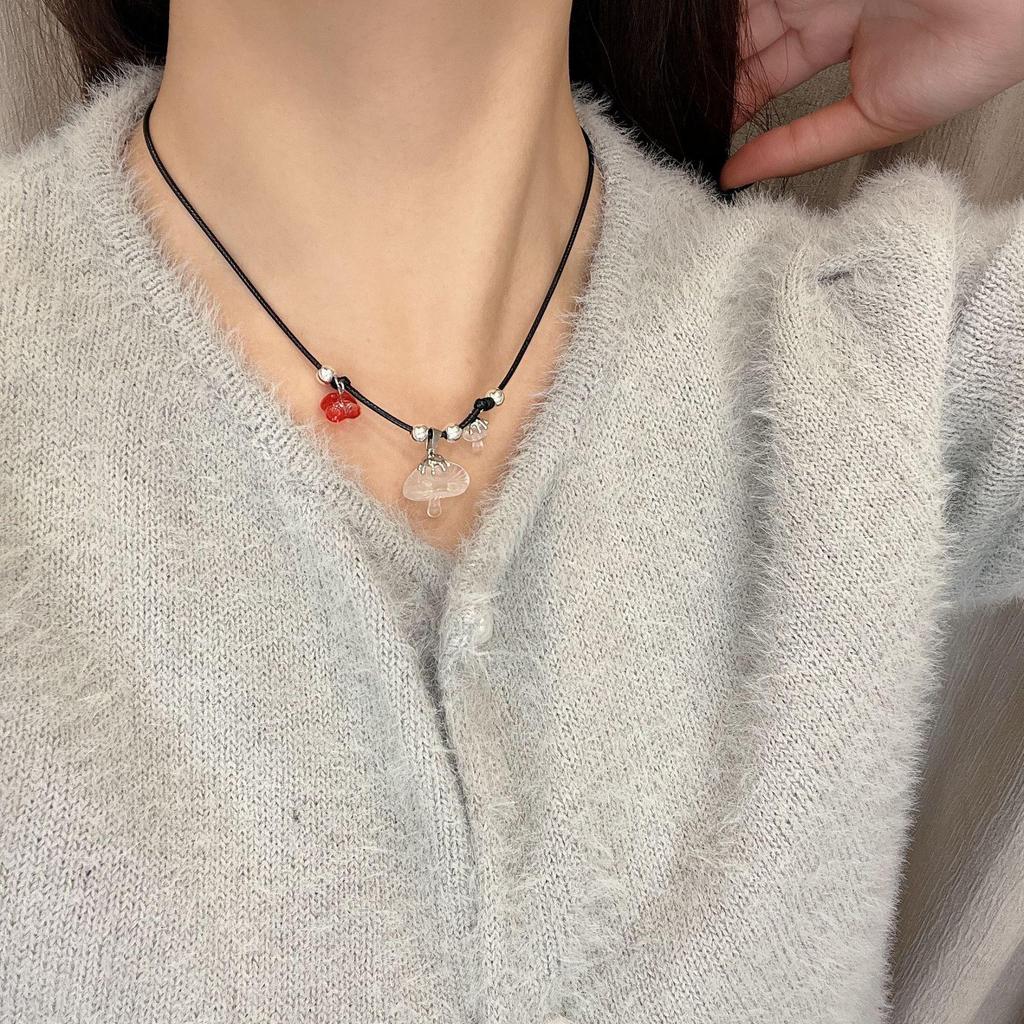 Chic Mushroom Pendant Necklace for Women - Cute, Exquisite Design, Versatile Clavicle Chain, Perfect Autumn/Winter Accessory.