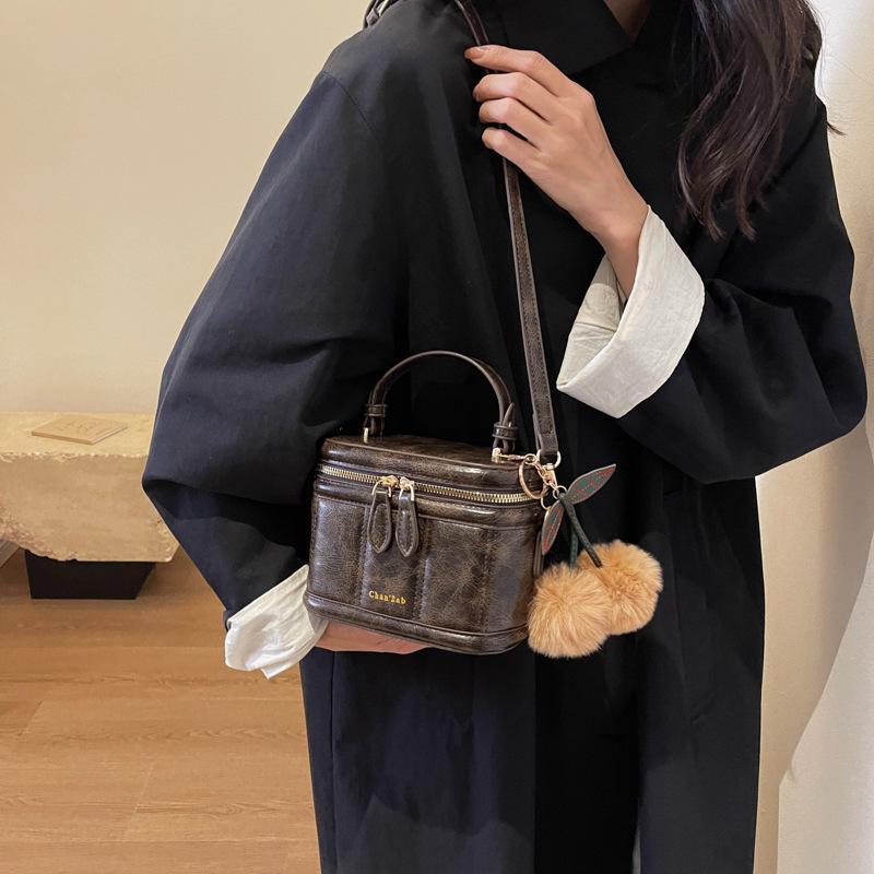 This Year, Popular Small Bags Are Women's Autumn and Winter Versatile 2025 New Fashionable Retro Shoulder Messenger Bag Portable Bucket Bag