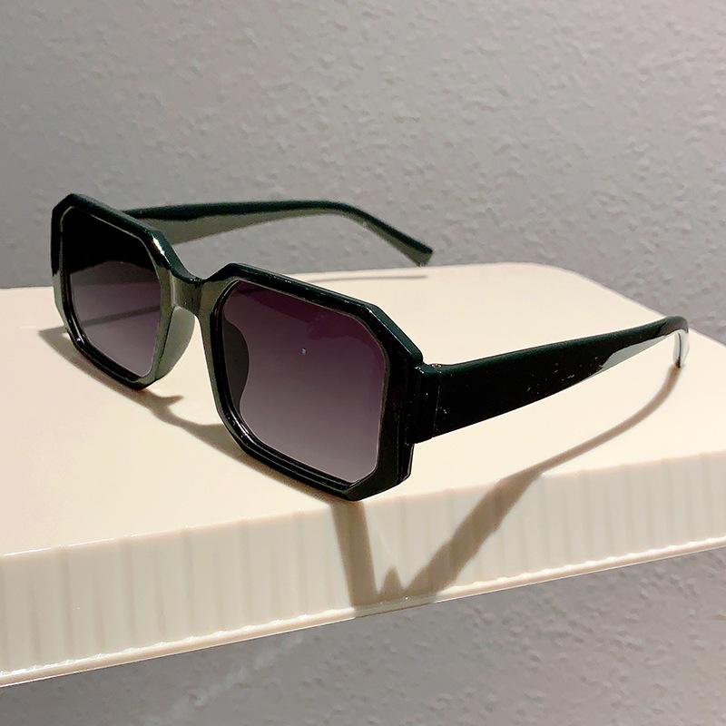 2025 New Square Eyewear Fashion Vintage Sunglasses Women Brand Designer Retro Large Rectangle Sun Glasses Female Travel Eyewear
