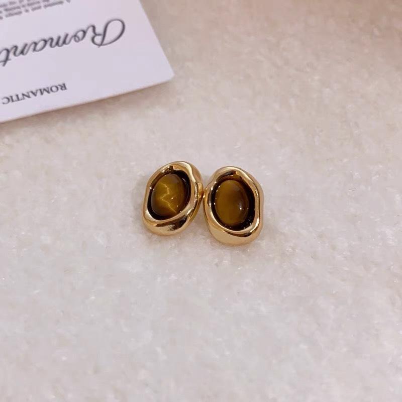 Brown tiger s eye stone stud earrings for women s high-end temperament Maillard earrings, unique French Hong Kong style retro earrings.