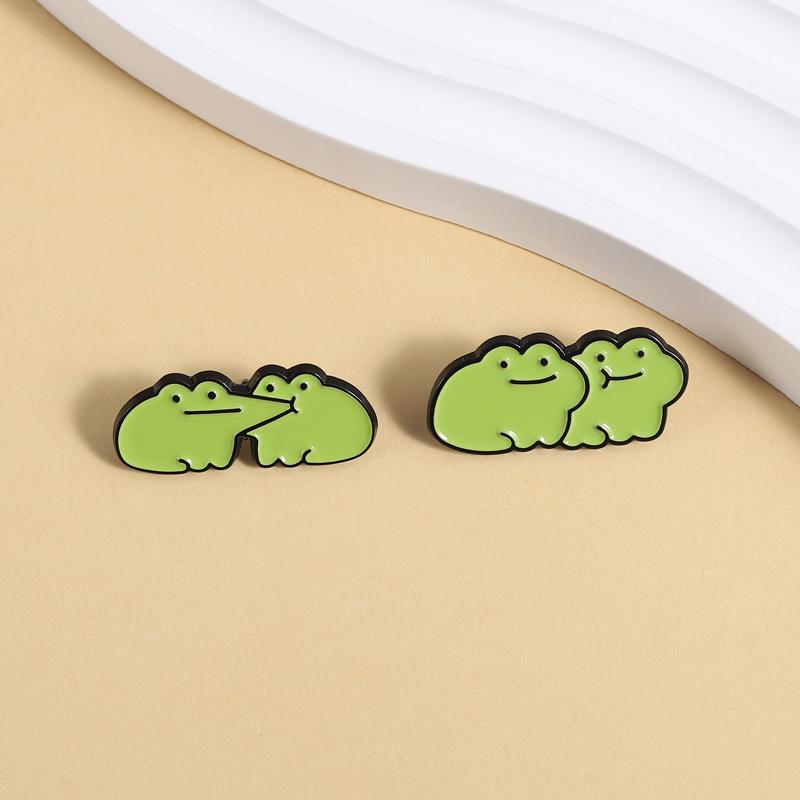 Adorable Frogs Lover Enamel Pins Cartoon Froggy Kiss Brooches Lapel Badges Kawaii Animal Jewelry Gift for Friends