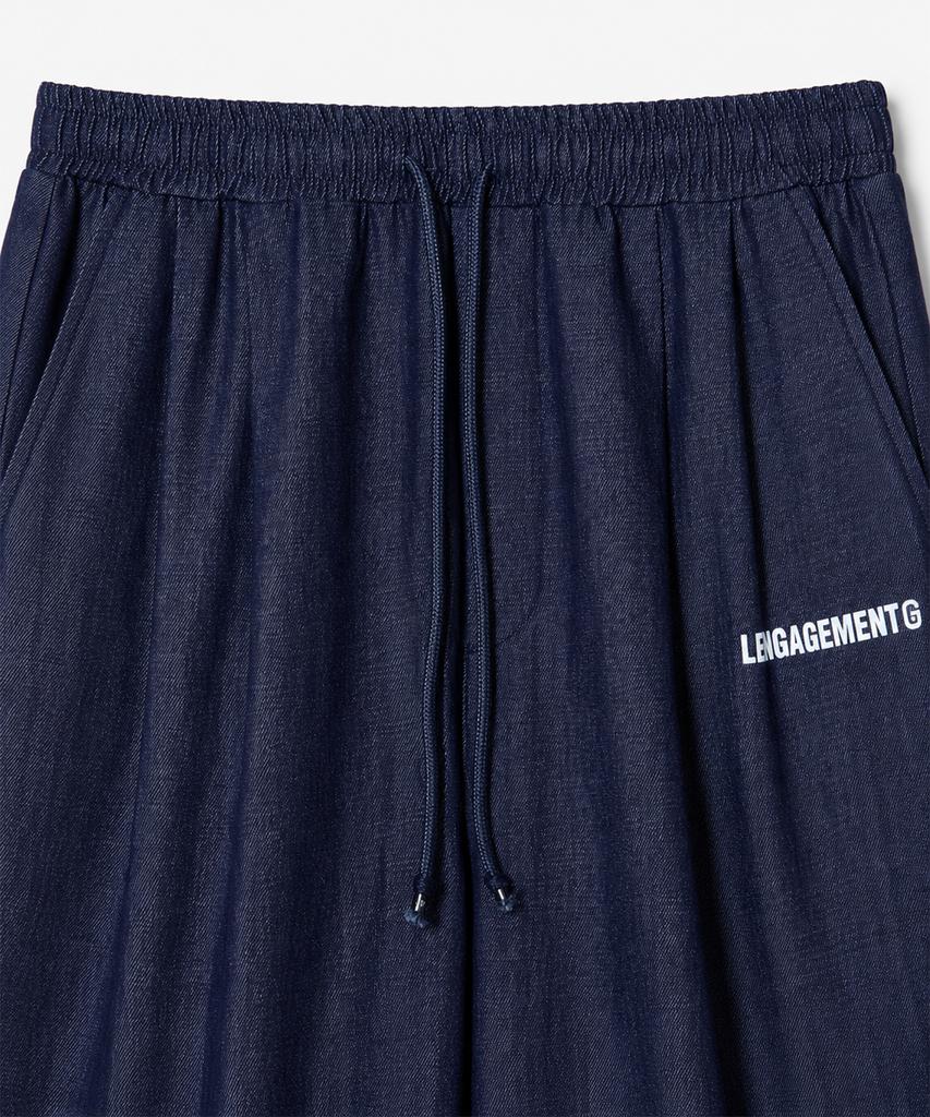 LENGAGEMENT Two-Tuck Wide Elastic Denim Slacks [Blue]