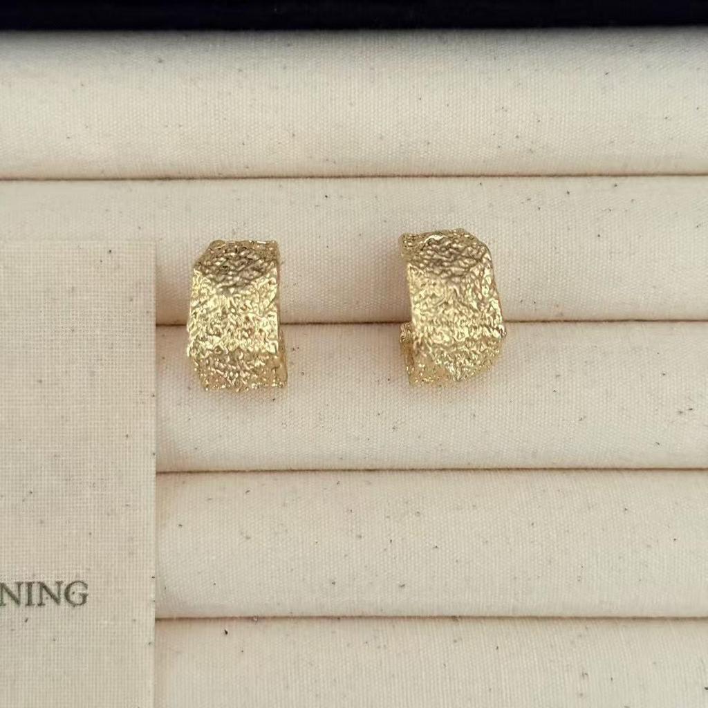 European & American C-Shaped Pleated Earrings: Retro, Luxurious, High-End Fashion Studs for Women