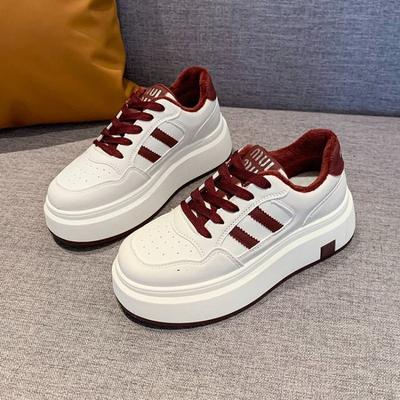 Sapatos brancos de sola grossa para quatro estações, novos sapatos versáteis de primavera para mulheres, cor vermelha angola, sapatos tipo muffin board pequenos