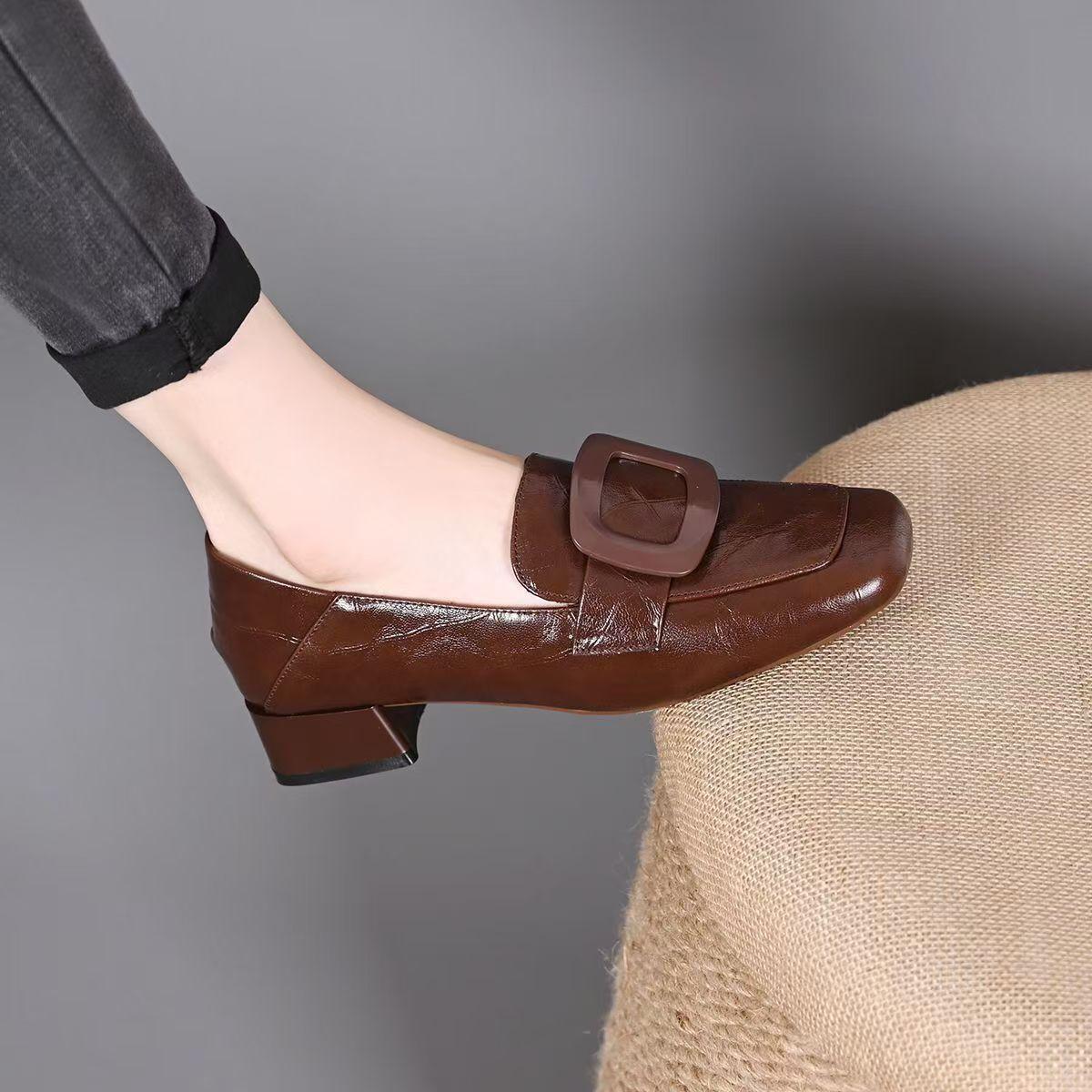 

Британские ретро туфли из кожи с квадратным носком 2025 новая удобная и универсальная одинарная обувь два способа носки мягкая кожа мягкая подошва толстый каблук лоферы женские 40 коричневый