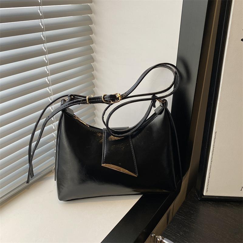 

Solid color soft-faced underarm bag women s 2025 new fashion trendy personality simple shoulder bag versatile messenger bag чорний