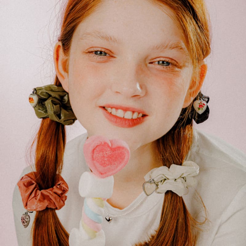 

меллотори глянцевое сердце шарм резинка для волос (4 цвета) black