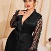 Plus Size Lös badrock Hemservice Tunn Vit Spets Pyjamas Dam Simulation Silk Home Cardigan