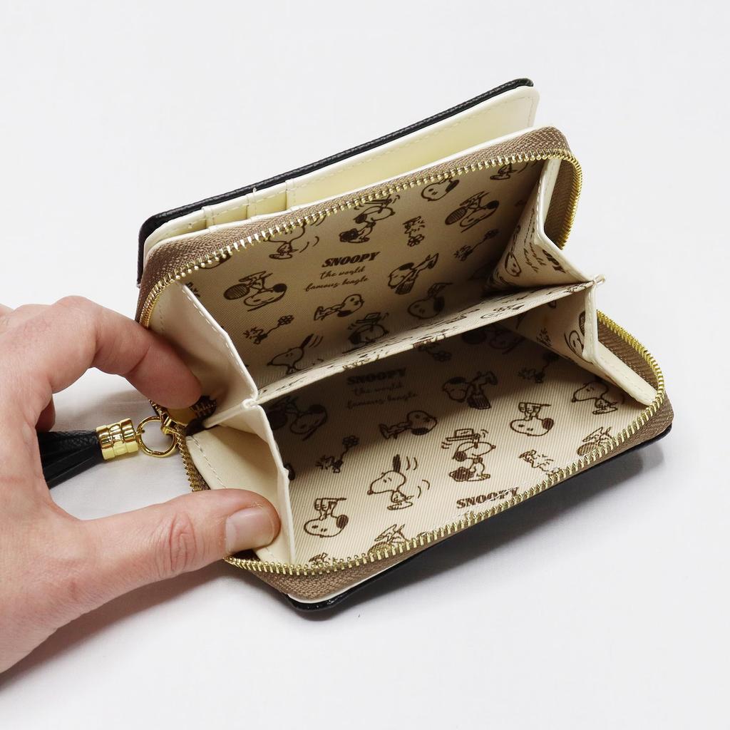 Snoopy Women's Bifold Wallet with Popular Character SNOOPY Brooch (Beige)
