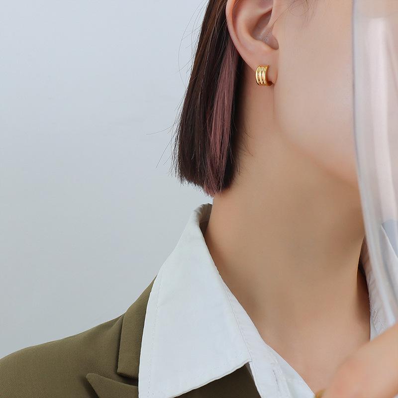 Exquisite European-Style C-Shaped 18K Gold-Plated Titanium Steel Stud Earrings F552