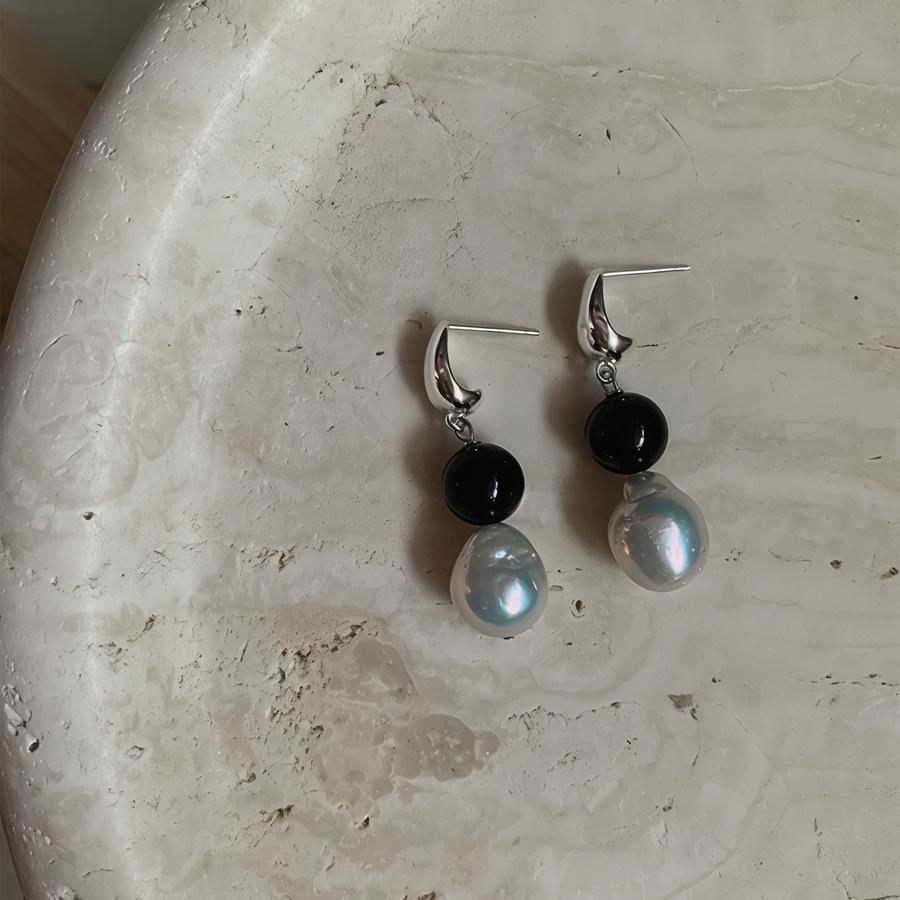 Natural Edison special-shaped pearl earrings, earrings, trendy black and white contrasting colors, black agate pearl stud earrings, simple earrings fo Silver needle/copper plated platinum