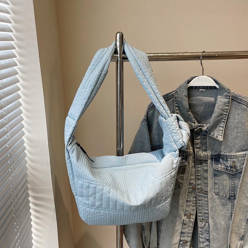 

Женская сумка кроссбоди однотонная простая большая вместимость на плечо для выхода в свет, для поездок на работу, повседневная сумка-пельмень one size fits all синий