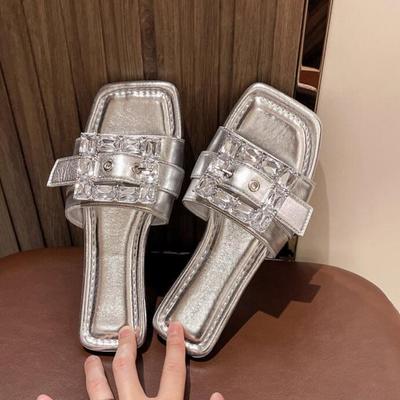 Pantoufles d'été Femmes Plates Luxe Extérieur Plage Tongs Sandales Féminines Tendance Design de Marque Chaussures à Enfiler Femme 2024