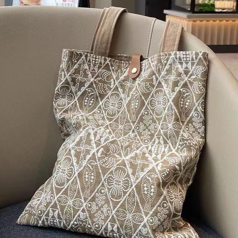 

1pcs Flower Embroidery Canvas Bag Stylish Outdoor Travel Casual Large-Capacity Tote Bag Practical Daily Single Shoulder Handbag бежевый