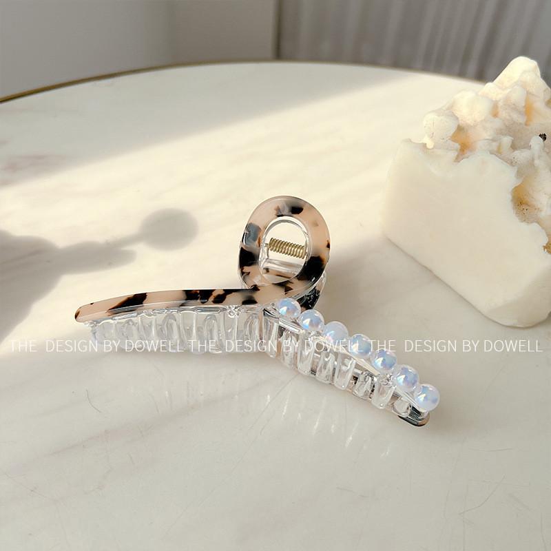 

Elegant Large Hair Claw For Women In Vintage Style With Unique Geometric Design Cream Tortoise