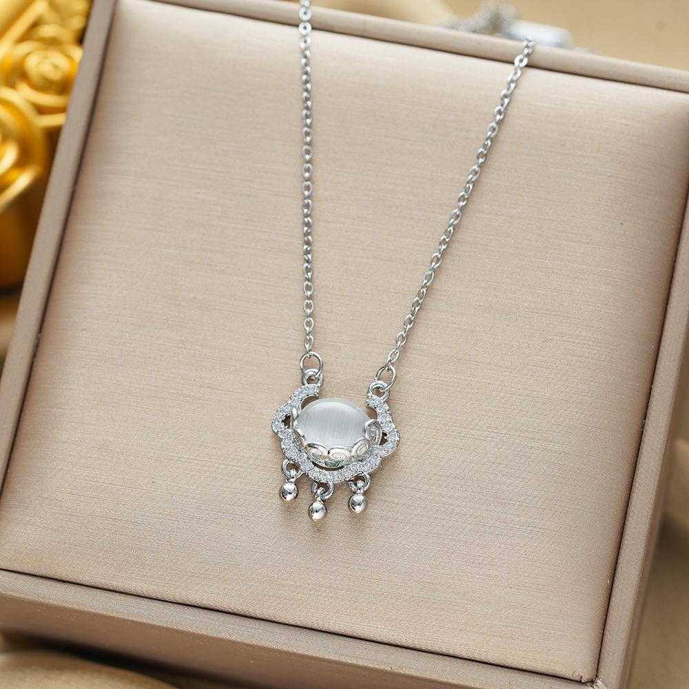 

Ожерелье из титановой стали с халцедоном и замком мира, с циркониевой цепочкой для ключицы и подвеской в виде благоприятного облака в этническом стиле гуочао.