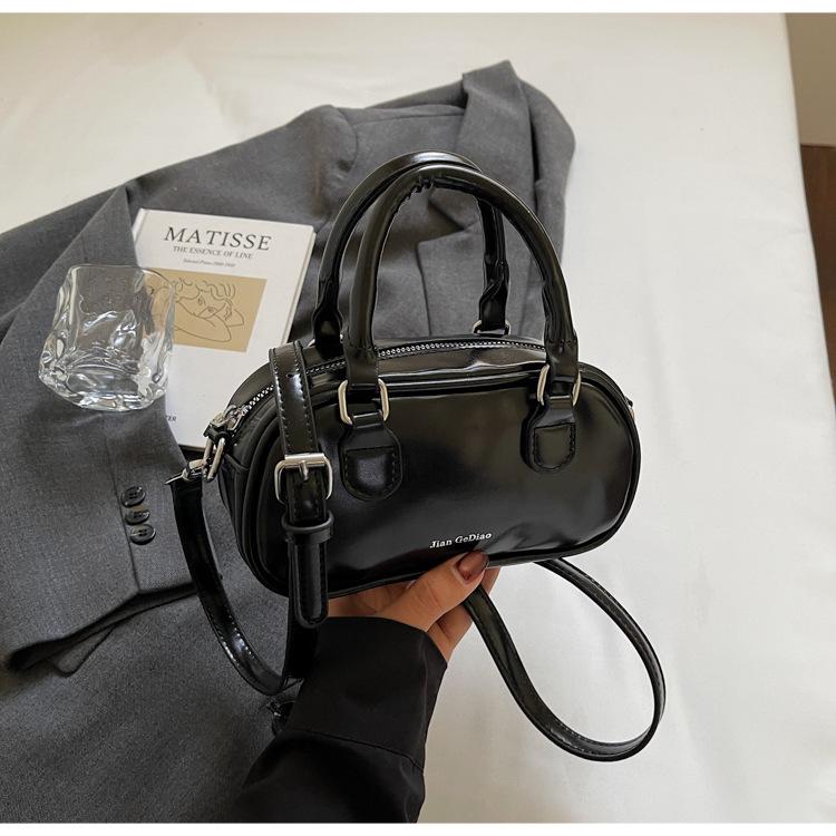 Boston Portable Small Square Bag Women's 2025 New Korean Version Gentle Shoulder Bag Retro Fashion Commuter Messenger Bag