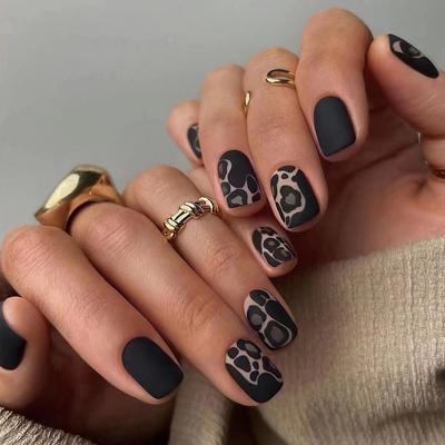 Peeling-Textur, süß, cool, Gewürzmädchen, weiß, schwarz, Leopardenmuster, kurzer Nagelwind, künstliche Nägel, fertiges Produkt kann Maniküre-Film sein