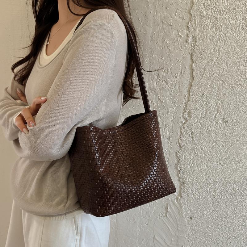 Damen gewebte PU-Eimertasche Minimalistische Umhänge-Handtasche für den täglichen lässigen Einkauf