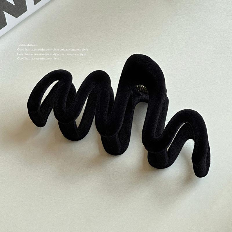 

2023 Elegant Retro French Flocked Claw Hair Clip for Women