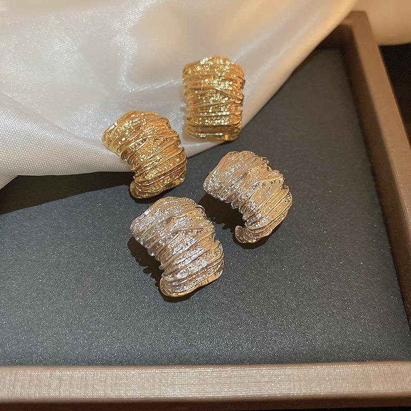 2025 Retro Gefaltete Damen Stecker Ohrringe Goldfarbe C-förmige Kupferfarbe Metall Geometrie Statement Kleine Ohrringe Mode Zirkon