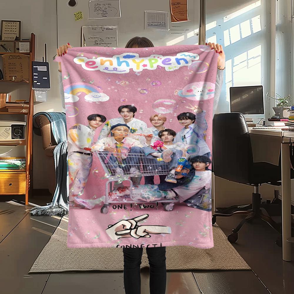 1 Stück Enhypen Aufdruck Flanelldecke, Hohe Qualität für alle Jahreszeiten, Heimdekoration, Wärme und Komfort, Perfekt für Weihnachtsgeschenke