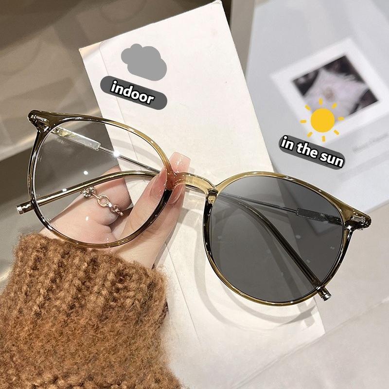 New Round Frame Fashion HD Anti Blue Light Photochromic Near Sight Eyeglasses New Light Sensing Color Changing Myopia Glasses for Women Men -4.0