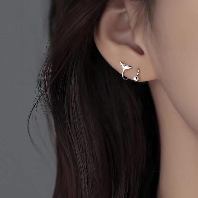 

Female Light Luxury Niche Fish Tail Earrings 1 pair of earrings