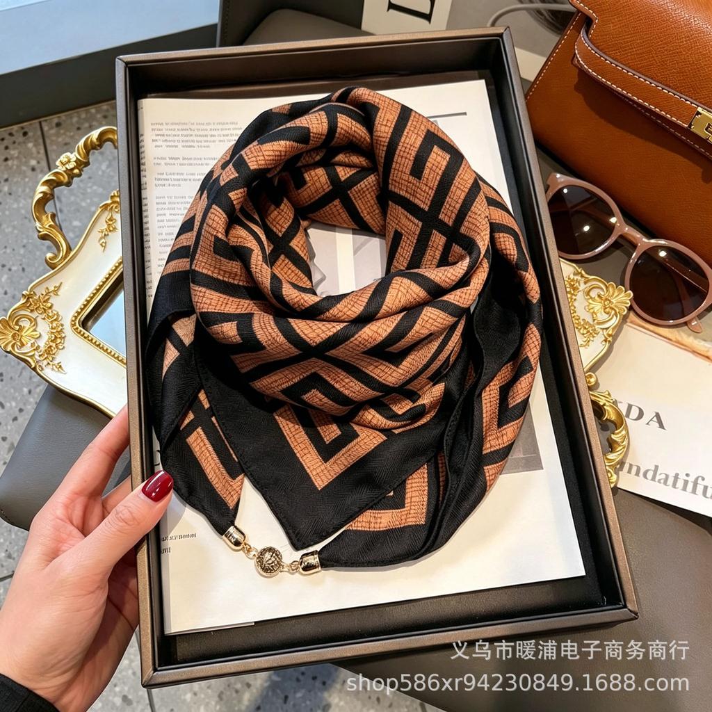 Xiaoxiangfeng new foreign air magnetic buckle scarf high-end triangular scarf versatile neck protection scarf printed windproof square scarf