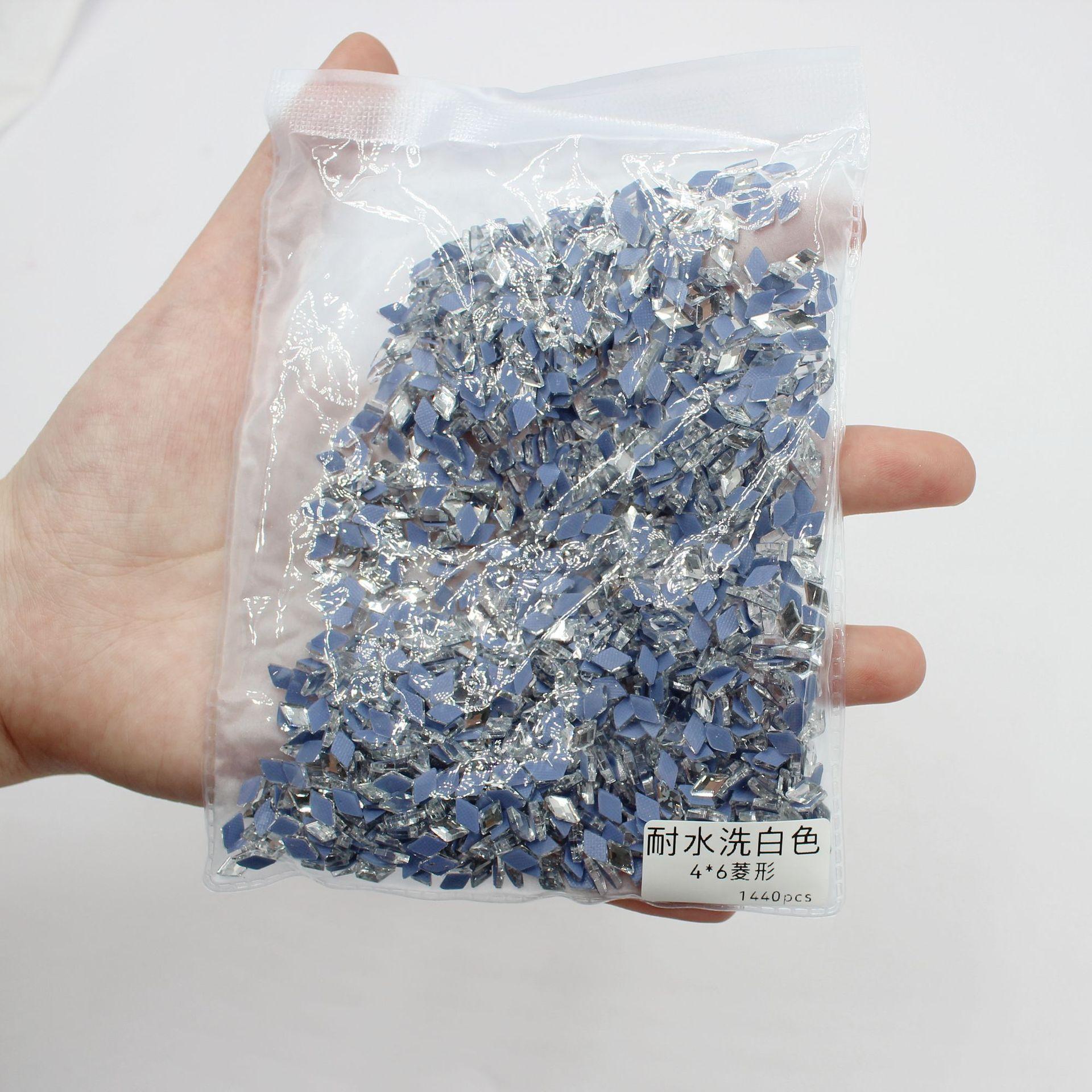 

Целая упаковка из 1440 маленьких кристальных белых бриллиантов для дизайна ногтей, водостойких, не смываемых, с плоской нижней сеткой специальной формы.