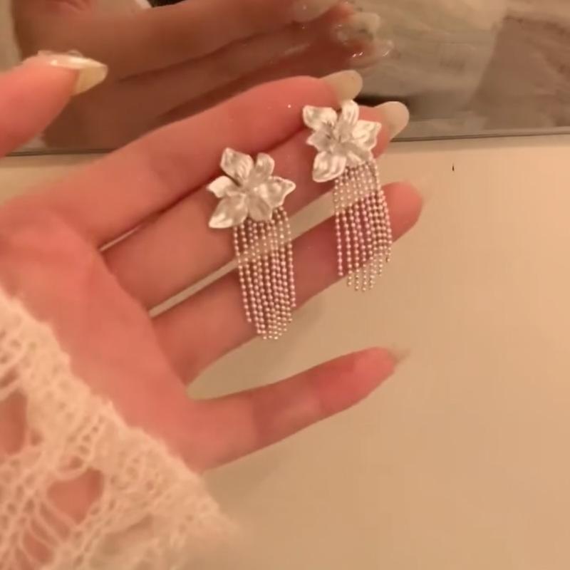 

Silver needle pearl flower fringed stud earrings personalized simple fashion earrings light luxury high sense earrings design sense niche