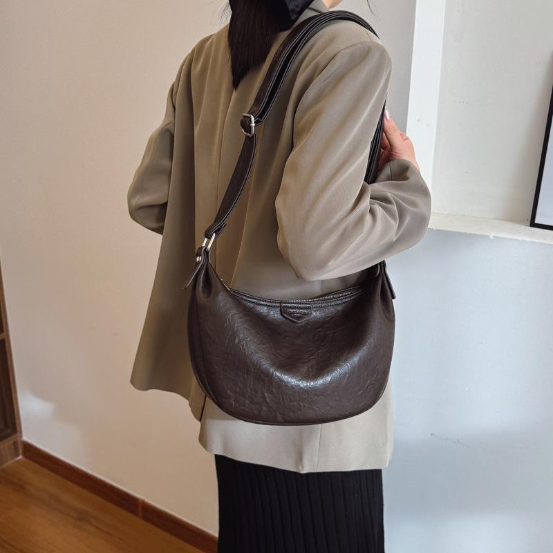 Retro Trend Large-capacity Dumpling Bag Women 2025 New Versatile Simple Casual Commuter Shoulder Messenger Bag