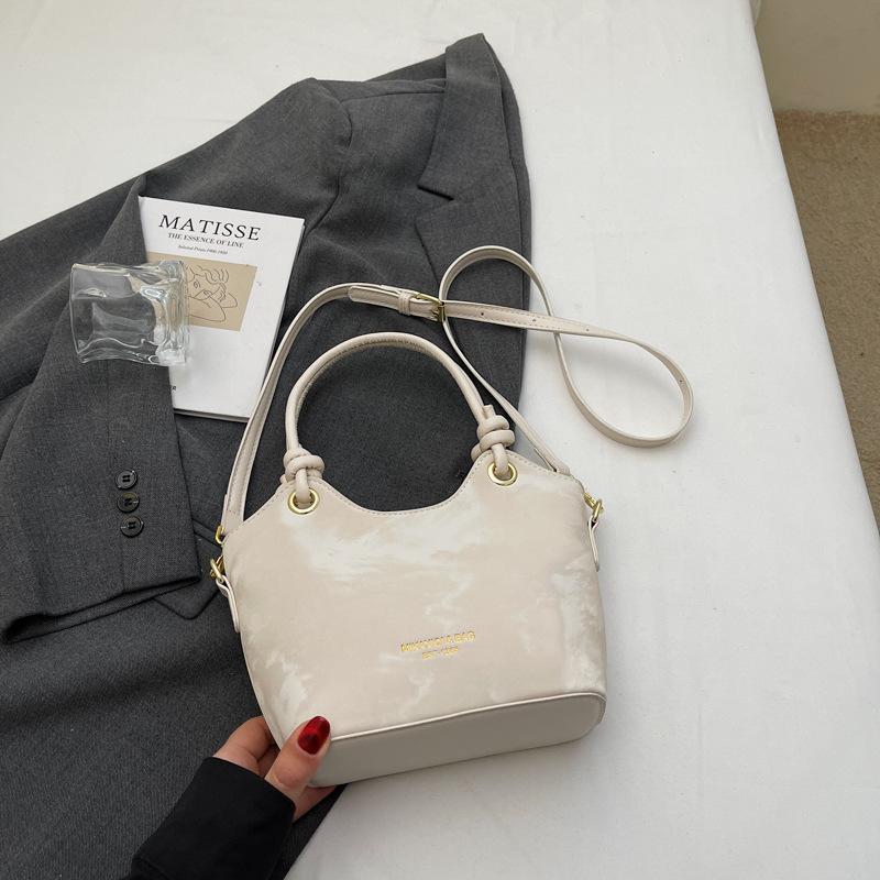 Korean Version of Fashionable Personality Commuting Simple Wind Hand Carrying Bucket Bag Women's Casual Versatile Niche Design Messenger Bag