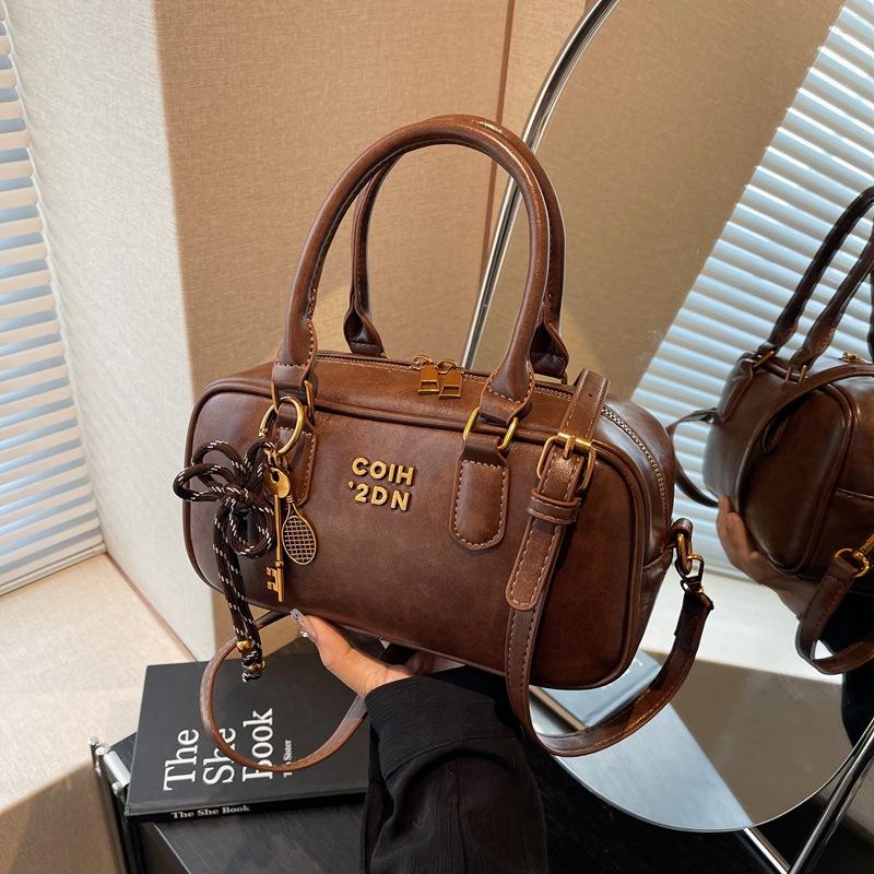 Hand carry baseball bag women's retro versatile shoulder bag autumn and winter niche high-end casual women's bag