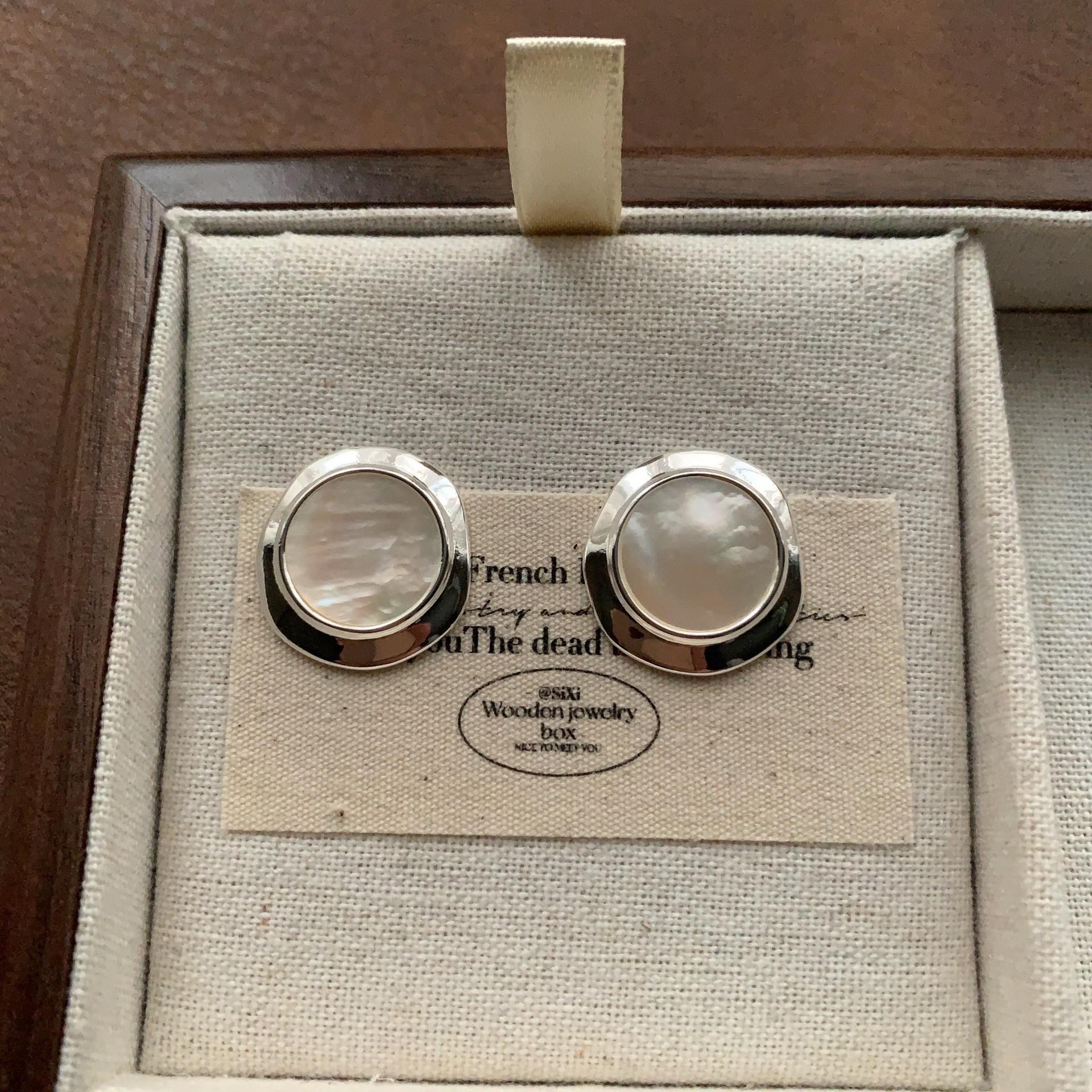 

Classic shell geometric stud earrings retro elegance light luxury temperament versatile niche simple daily fashion earrings